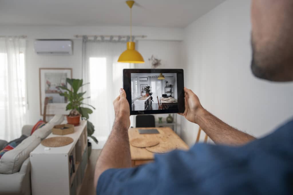 Asesor aplicando video marketing en marketing inmobiliario 2025 para generar leads