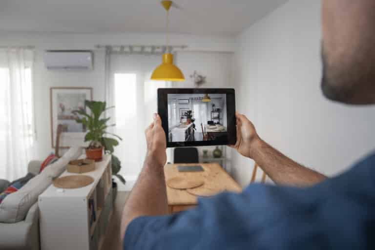 Asesor aplicando video marketing en marketing inmobiliario 2025 para generar leads