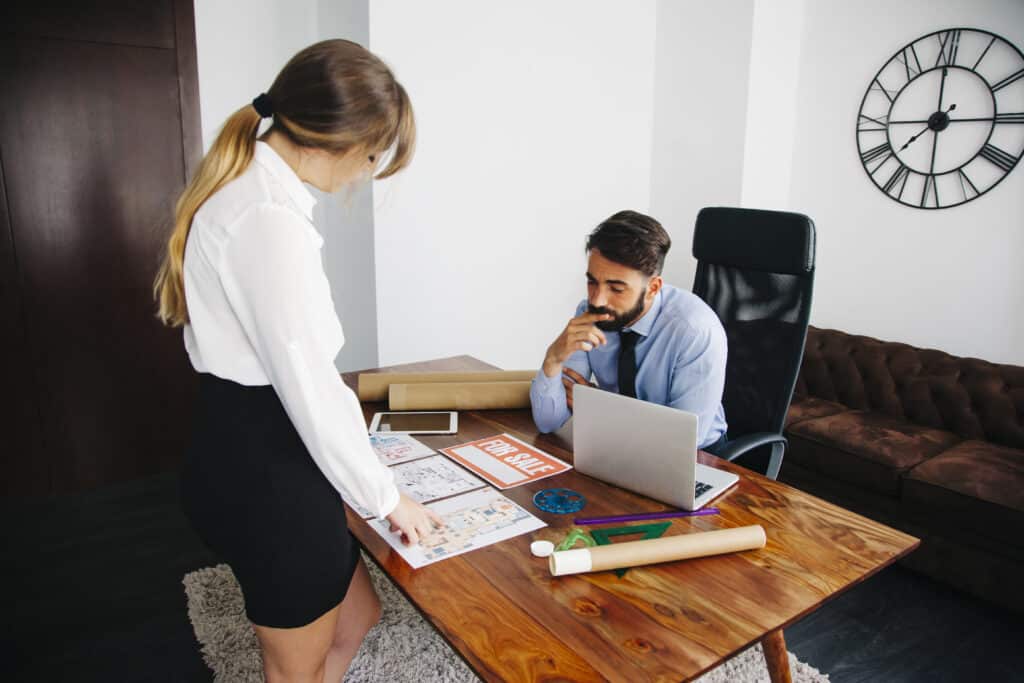 Un emprendedor inmobiliario evaluando las dos opciones, franquicia inmobiliaria vs agencia independiente, para su futuro en 2025.