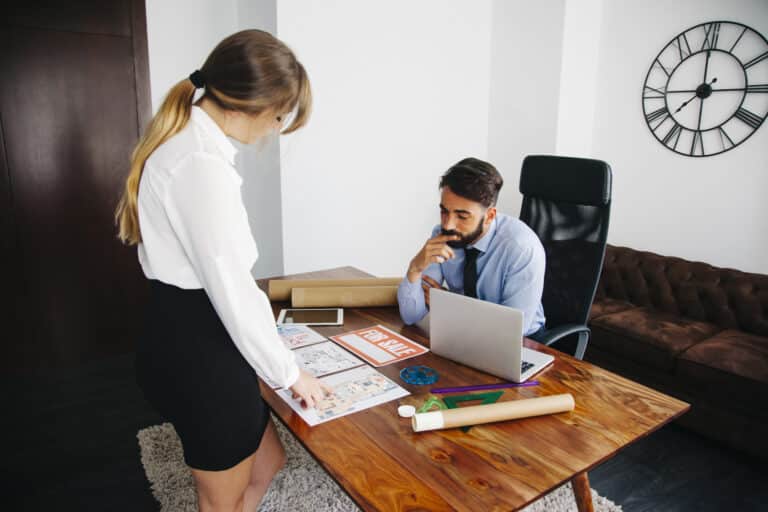 Un emprendedor inmobiliario evaluando las dos opciones, franquicia inmobiliaria vs agencia independiente, para su futuro en 2025.