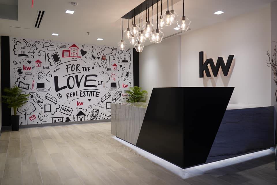 Recepción de una oficina moderna de Keller Williams, reflejando la cultura y el ambiente de una franquicia inmobiliaria rentable y centrada en las personas.