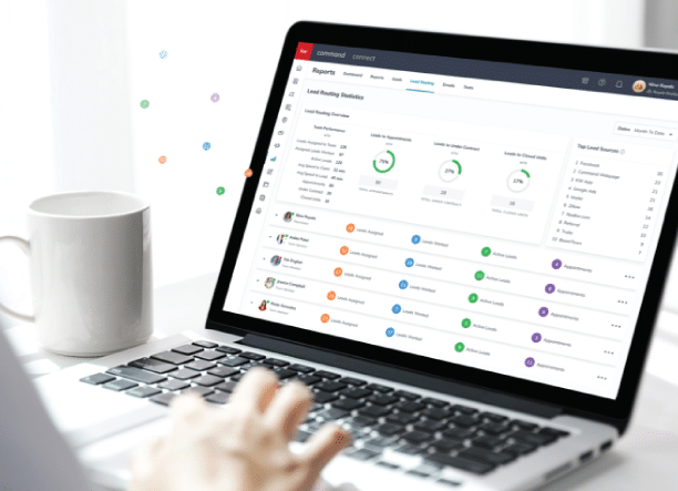 Agente inmobiliario de Keller Williams España utilizando la plataforma tecnológica Command en una tablet para gestionar su negocio.