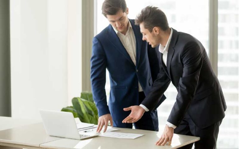 Agente inmobiliario realizando valoración de vivienda