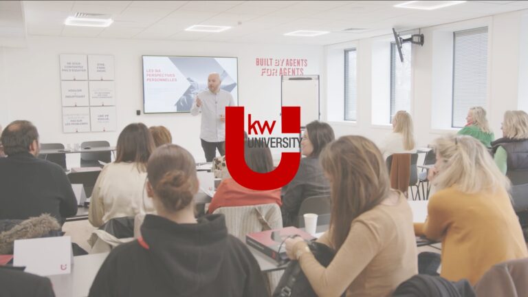 Equipo de Keller Williams en sesión de formación sobre sistemas de gestión inmobiliaria