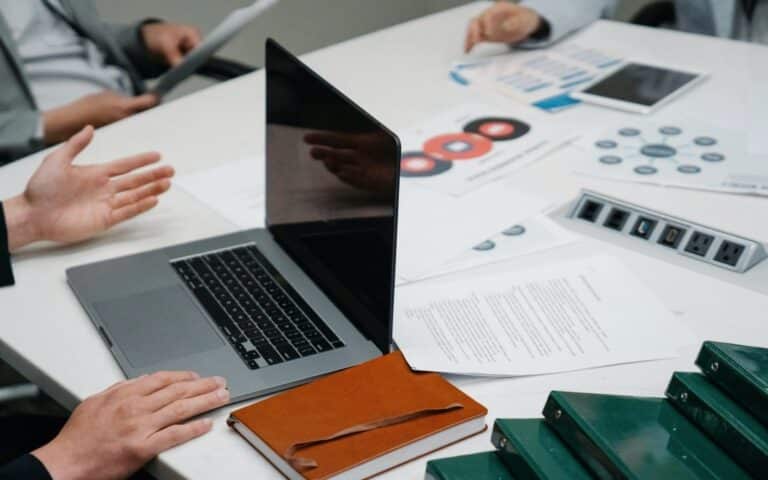 comparativa entre franquicia inmobiliaria y agencia independiente según ROI y rentabilidad